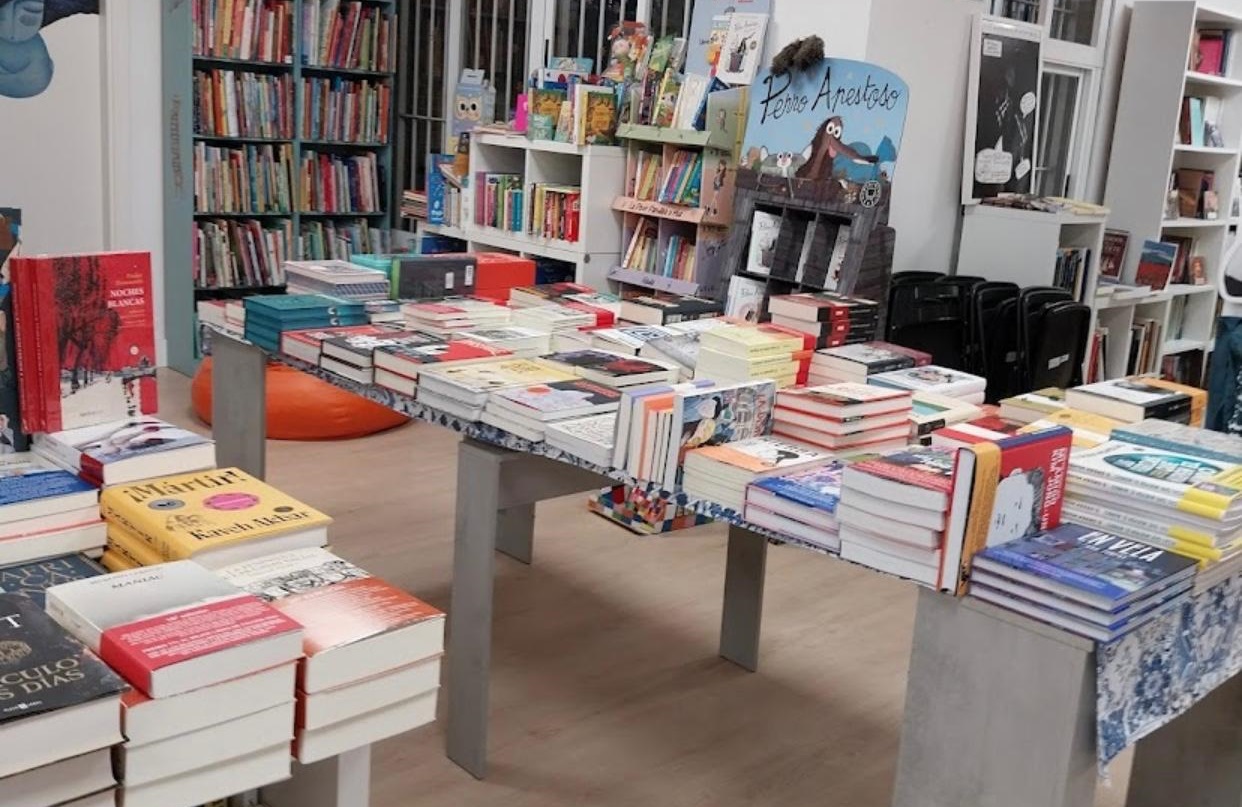 أطلقت مكتبة "بلقيس" العربية، في العاصمة الإسبانية مدريد مبادرة ثقافية وفكرية بارزة تزامناً مع الذكرى الثامنة والسبعين للنكبة الفلسطينية. وتأتي هذه الخطوة الاستثنائية ضمن برنامج المكتبة الثقافي الرائد الذي يحمل عنوان "قراءة العالم"، حيث قامت بطرح تشكيلة واسعة وعميقة من الكتب والمؤلفات الفلسطينية المترجمة إلى اللغة الإسبانية. وتهدف المبادرة في جوهرها إلى إعادة تسليط الضوء على عدالة القضية الفلسطينية، وتقديم الرواية التاريخية الحقيقية للشعب الفلسطيني مباشرة إلى القارئ الإسباني والغربي، مما يساهم في تفكيك الصور النمطية الشائعة وتعميق الفهم الإنساني والتاريخي لمعاناته المستمرة وتجربه الإنسانية الفريدة.