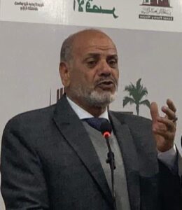 فن القصة يشبه ألعاب الخفة، فالخاتمة الصادمة والمفاجئة لأفق توقع القارئ تجعله مندهشا من الكيفية التي استطاع بها القاص اقتناص حدث ما من نهر الحياة، وتسريده من جديد بأسلوب يسمح للقارئ أن يستحم بماء النهر مرتين، هذه الخفة في فن القص تجدها في مجموعة «على قاعرة الحواديت» للدكتور طه هنداوي والصادرة عن دار النيل والفرات