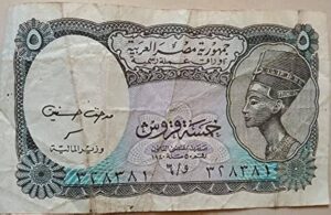 العيدية ليست مجرد تقليد عابر، بل هي مرآة تعكس كرم وثراء الثقافة الإسلامية والعربية على مر العصور، فمن من قصور الفاطميين والمماليك، وصولًا إلى بيوتنا المعاصرة، تظل العيدية رمزًا حيًا يثبت أن الفرح يصنع بالبذل والعطاء، وأن بهجة الأطفال هي المحرك الأساسي لكل احتفال. ترتبط الأعياد في العالم الإسلامي بمظاهر بهجة متعددة، لكن تظل «العيدية» هي النغمة الأجمل التي ينتظرها الصغار والكبار على حد سواء، فالعيدية ليست مجرد ورقة نقدية جديدة تُمنح للطفل صباح يوم العيد، بل هي طقس ثقافي واجتماعي معقد، يحمل وراءه أبعادًا تاريخية ونفسية واقتصادية عميقة. في هذا التقرير، تستعرض «أدباتية» تاريخ العيدية وجذورها التاريخية، وكيف تطورت عبر العصور الإسلامية المختلفة لتتحول من «منحة سلطانية» إلى واحدة من أهم العادات والتقاليد الشعبية المستمرة حتى يومنا هذا.