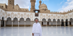 د. طه هنداوي في زي الإحرام - أدباتية.png